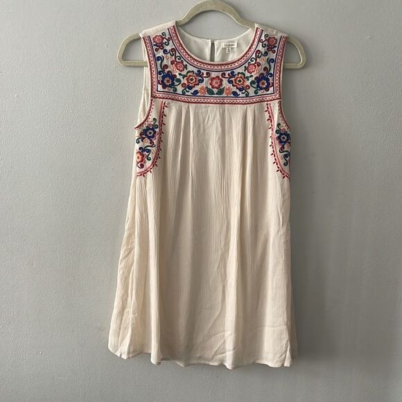 En Creme Dresses & Skirts - En Creme Floral Embroidered Boho Chic Dress size small